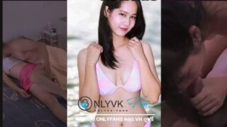 คลิปหลุดมาใหม่ น้องบี beeswingv2 Onlyfans แฟนหนุ่มพาผู้ชายมาเย็ดหีเมียตัวเอง  โดนเลียหีอย่างเสียว ขึ้นขย่มควยเสียวๆ กระแทกหีเย็ดเงี่ยนๆ ครางเสียวยั่วเย็ด
